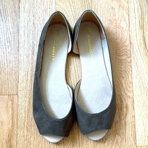 Atmosphere Women's Flats in Dark Gray